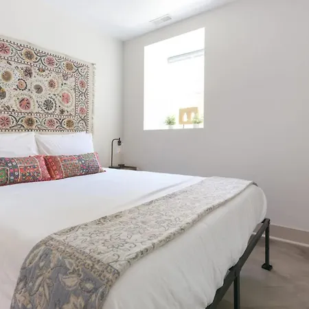 Chic Lower-Level Stay - Prime Walkable Locale